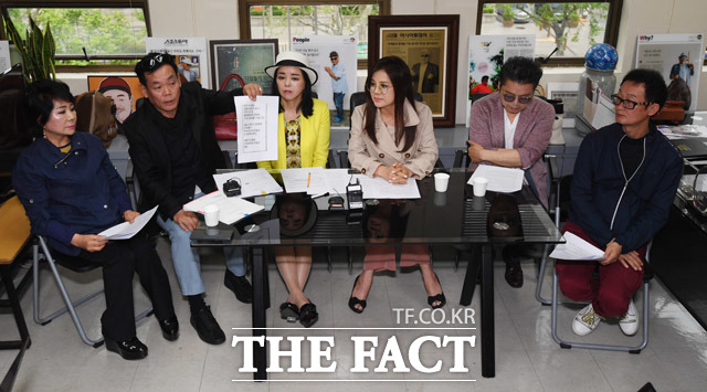 대한가수협회 김진아 이사와 이혜민 상임부회장, 우순실 이사, 장은숙 이사, 김학래 이사, 이재민 이사(왼쪽부터)가 김흥국 대한가수협회 회장을 폭행죄 및 상해죄로 고소한 박일서 전 회원에 대한 입장을 밝히고 있다. /배정한 기자