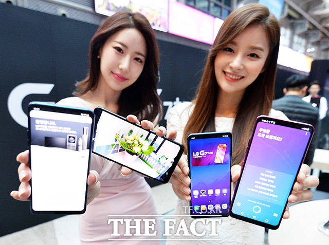 LG전자가 3일 오전 서울 용산역에서 프리미엄 전략 스마트폰 LG G7 ThinQ의 제품 발표 및 기자간담회를 개최한 가운데 모델들이 제품을 선보이고 있다. /이동률 인턴기자