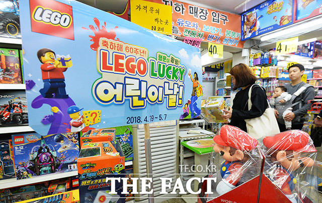 어린이날을 이틀 앞둔 3일 오후 서울 종로구 창신동 완구 시장을 찾은 시민들이 장난감을 고르고 있다. /이동률 인턴기자