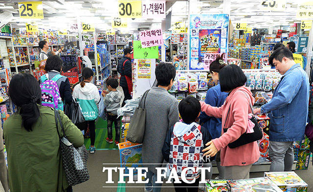 어린이 날을 맞아 자녀를 위한 이색 선물로 금융 상품을 눈여겨 보고 있는 소비자가 늘었다. 금융권은 어린이 고객을 대상으로 다양한 혜택을 더한 상품을 선보이고 있다. /이동률 인턴기자