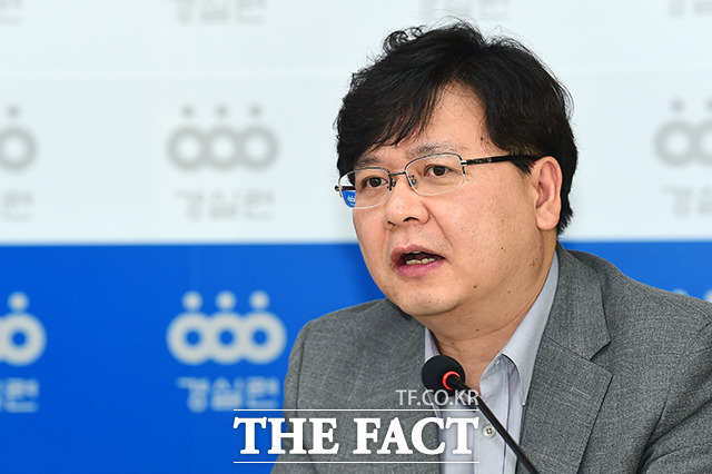 경실련이 4일 오전 경실련 강당에서 토론회 문재인 정부의 1년을 말한다를 개최한 가운데 조진만 덕성여대 정치외교학과 교수가 발언을 하고 있다. /남용희 기자