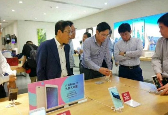 지난 2일 중국 출장을 떠난 이재용 삼성전자 부회장이 반도체부문 주요 경영진과 중국 선전에 있는 샤오미 매장을 방문한 것으로 확인됐다. /웨이보 캡처