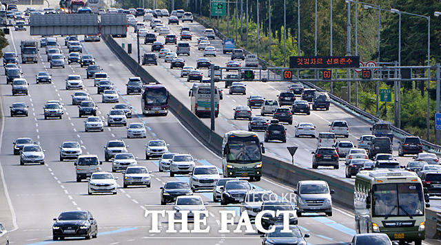 7일 한국도로공사에 따르면 이날 오전 9시 기준으로 고속도로에 정체 구간이 늘어나고 있다. /더팩트DB