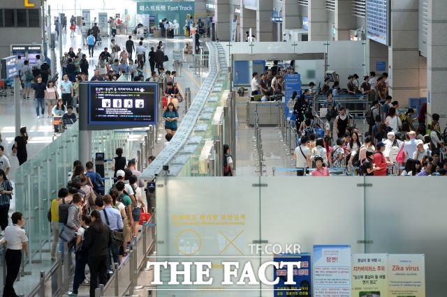 7일 관계 당국에 따르면 인천공항 상주직원들의 면세품 불법 밀반출 행위가 심각한 수준인 것으로 나타났다. /더팩트DB
