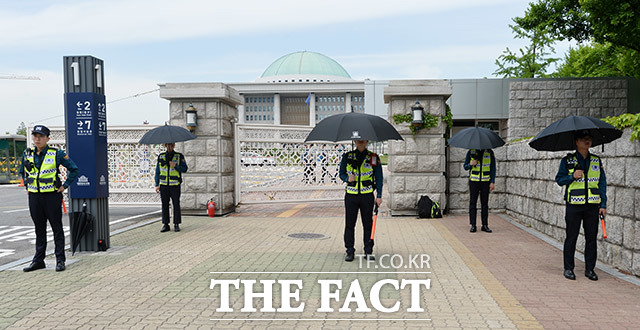 7일 오후 서울 여의도 국회 앞에서 경찰들이 삼엄한 경비를 펼치고 있다. /이동률 인턴기자