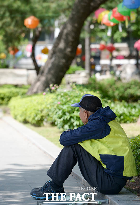 어버이날인 8일 오전 서울 종로구 탑골공원을 찾은 한 어르신이 앉아서 시간을 보내고 있다. /김세정 인턴기자