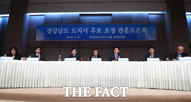 김경수·김태호 후보가 패널들의 질문에 답변하고 있다. /배저한 기자