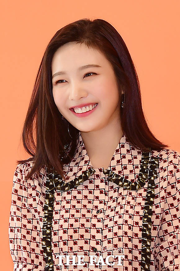 걸그룹 레드벨벳 멤버 조이가 8일 오후 서울 송파구 잠실 롯데백화점에서 열린 올라 카일리 브랜드 23주년 기념 행사에 참석해 미소를 짓고 있다. /남용희 기자