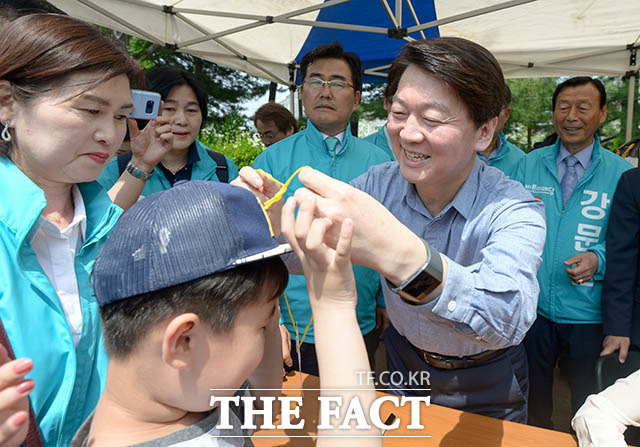 안 후보는 이날 여론조사 결과에 대해 특검에 대한 여론조사에서 국민들 대다수의 생각과 반대의 결과가 나왔던 기관의 조사라며 현장 목소리에 의미를 둘 것이라는 취지로 말했다. 사진은 어린이날인 지난 5일 오전 서울 광진구 능동 어린이대공원을 찾아 어린이들에게 미아방지 이름표를 달아주고 있는 안 후보의 모습. /김세정 인턴기자