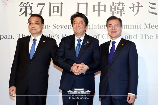 문재인(오른쪽) 대통령과 아베 신조(가운데) 일본 총리는 9일(현지시각) 도쿄에서 한·일·중 정상회의를 갖고 한반도 비핵화를 위해 공동 노력하기로 했다./청와대 페이스북