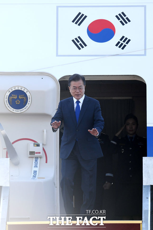 일본으로 출국하는 문재인 대통령