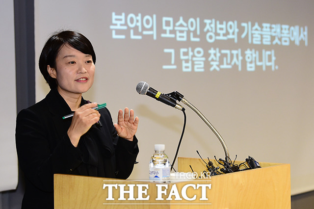 한성숙 네이버 대표가 뉴스 댓글 개선안과 관련해 취재진의 질문에 답하고 있다. /남용희 기자