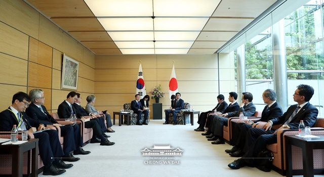 문재인 대통령과 아베신조 일본 총리가 단독 회담에 이어 확대 회담을 갖고 있다./청와대 페이스북