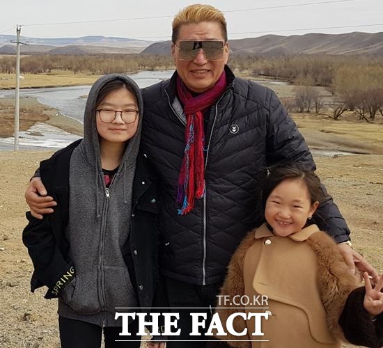유퉁은 최근 가족이 있는 몽골을 방문해 두 자녀와 오붓한 시간을 보내기도 했다. 큰딸 다예(왼쪽) 둘째딸 유미(오른쪽). /유퉁 제공