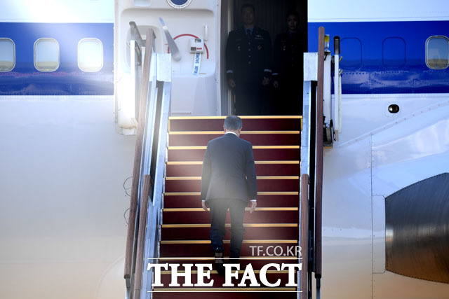 한·일·중 정상회의에 참석하는 문재인 대통령이 9일 오전 경기도 성남시 서울공항에서 일본으로 향하는 전용기에 오르고 있다./남윤호 기자