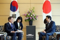  文대통령-아베 정상회담…비핵화 협력·'셔틀외교' 복원
