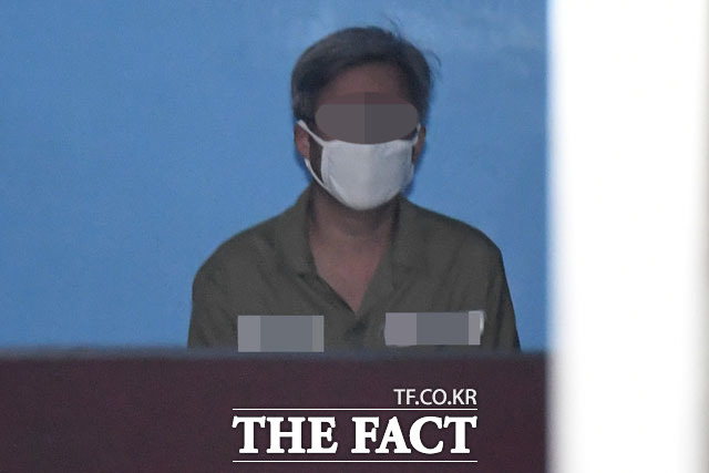 경찰은 또, 김 씨가 만든 경제적 공진화 모임에서 후원금을 모금해 김경수 전 의원에게 전달한 정황도 포착했다. 사진은 지난 2일 서울중앙지방법원에서 열린 첫 공판을 마치고 호송 차량으로 이동하는 김 씨. /남윤호 기자