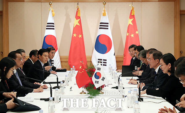 문재인 대통령이 9일 일본 도쿄 임페리얼 호텔에서 리커창 중국 국무원 총리와 회담을 하고 있다./ 청와대 제공