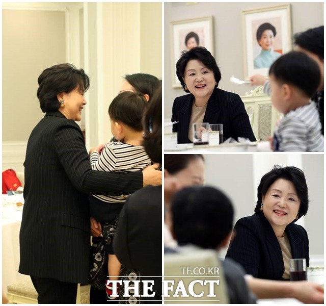 지난해 12월 6일 김정숙 여사가 한부모 여성의 어머니와 아이까지 가족 3대를 초청해 오찬하고 격려하는 모습./청와대 제공