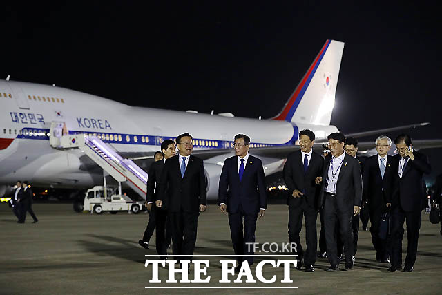 문재인 대통령이 9일 오후 제7차 한중일 정상회의를 마치고 서울공항에 도착하고 있다. /청와대 제공