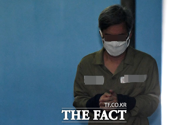 경찰은 댓글 조작 혐의를 받는 드루킹 김모 씨가 지난해 대선을 전후로 9만여 건에 달하는 댓글을 조작한 정황을 포착했다. 사진은 지난 2일 김 씨가 서울중앙지방법원에서 열린 첫 공판을 마치고 호송 차량으로 이동하는 모습. /남윤호 기자