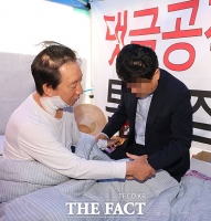[TF포토] 김성태 원내대표에 '무릎 꿇은 폭행 가해자 아버지'