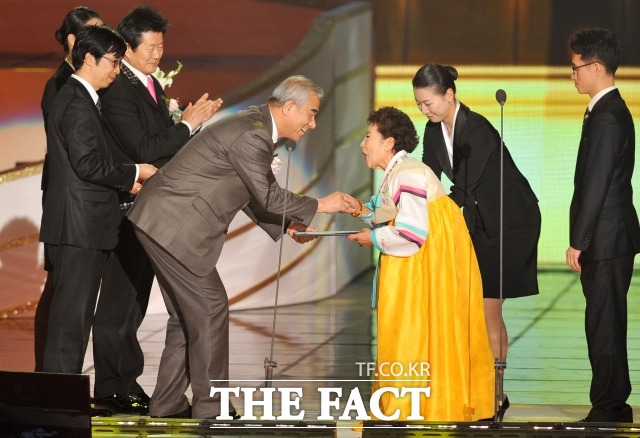 은관문화훈장 받는 고 금사향. 원로가수 고 금사향은 지난 2012년 대한민국 대중문화예술상 은관문화훈장을 받은 바 있다. /더팩트 DB