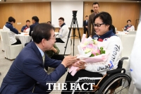 [TF포토] 올림픽·패럴림픽 선수에게 꽃다발 전하는 박원순 시장