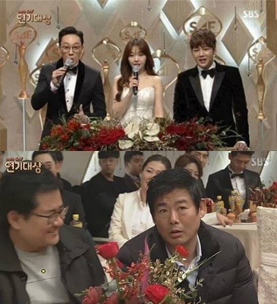 2016년 SBS 연기대상에서 이휘재가 성동일에게 무례한 말투로 논란이 된 바 있다. /2016 SBS 연기대상 캡처