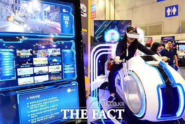 2018 플레이엑스포가 지난 10일 개막한 가운데 한 관람객이 가상현실 게임을 즐기고 있다. /고양=남용희 기자
