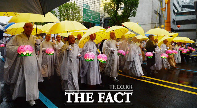 노란 우산을 든 스님행렬.