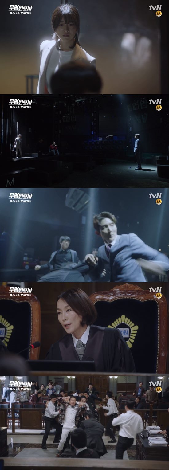 서예지 구하는 이준기. 13일 방송된 케이블 채널 tvN 토일드라마 무법변호사에서 이준기(위에서서 세 번째 사진)는 납치된 서예지(맨 위)를 구했다. /tvN 무법변호사 방송 캡처