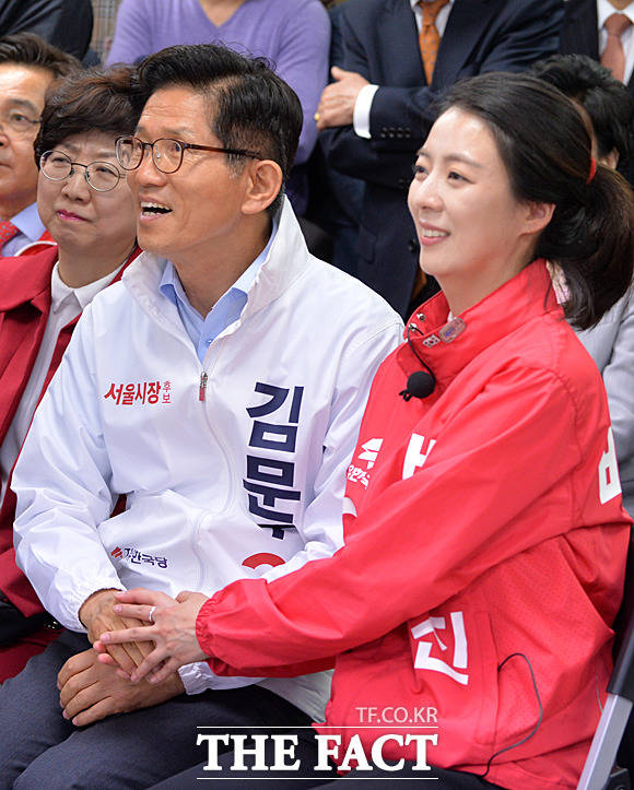 김문수 서울시장 후보(왼쪽와 나란히 앉은 배현진 후보