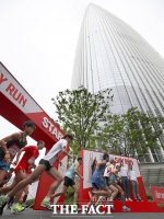 [TF포토] 열정 넘치는 수직 마라톤…'123층을 향해 달려라!'
