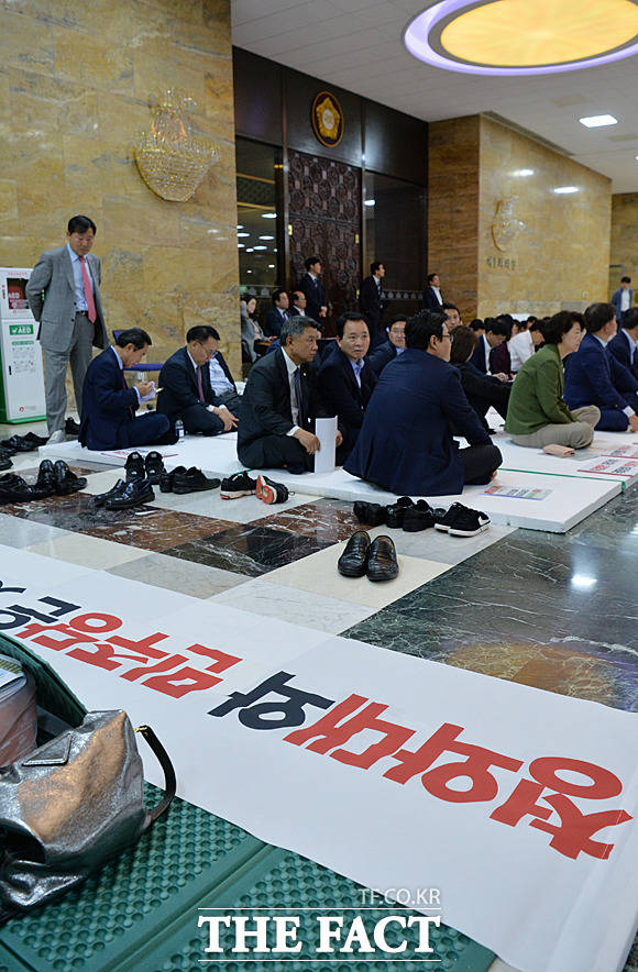 자유한국당 의원들이 14일 서울 여의도 국회 본회의장 앞을 막고 드루킹 특검 법안을 동시에 처리할 것을 요구하고 있다. /국회=문병희 기자