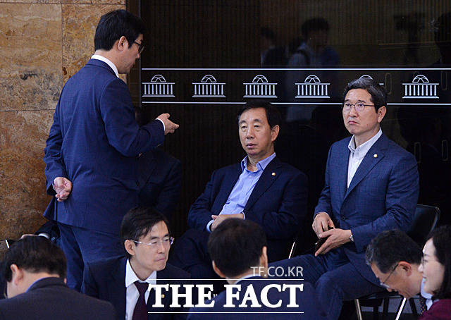 심각하게 대화 중인 김영우 의원, 김성태 원내대표, 김학용 의원(왼쪽부터)