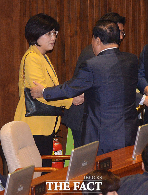 박주현 바른미래당 의원(왼쪽)이 문희상 더불어민주당 의원과 인사하고 있다.