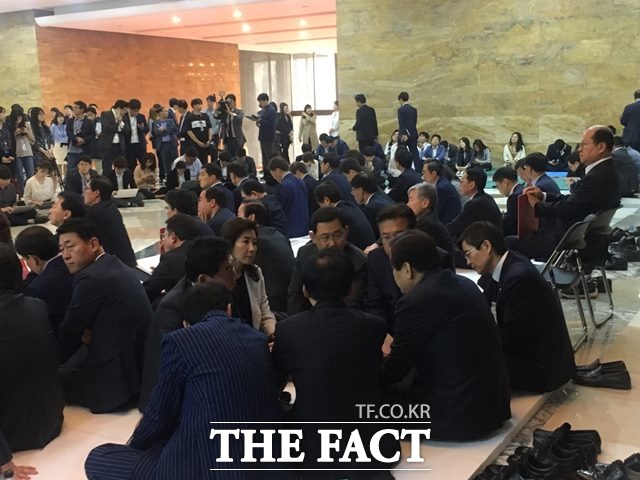 비상 의원총회에 참석한 김무성 의원은 농성장 한편에 중진의원들을 불러 비밀스러운 논의를 했다. /김소희 기자