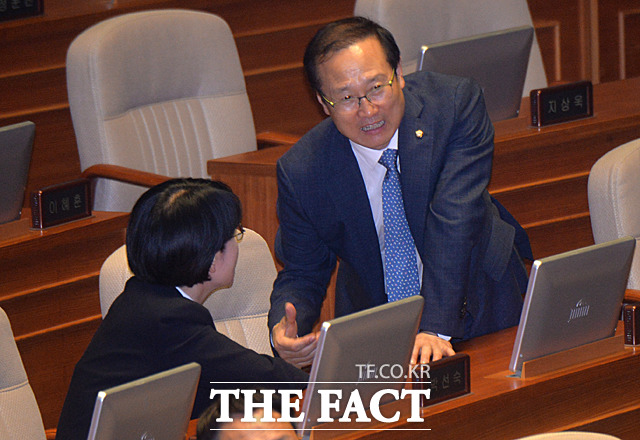 박선숙 바른미래당 의원(왼쪽)이 홍영표 더불어민주당 원내대표와 인사하고 있다.