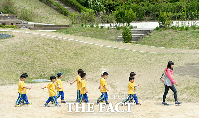 낮 기온이 크게 오르며 초여름 날씨를 보인 14일 오후 서울 광진구 능동 어린이대공원으로 소풍을 온 어린이들이 선생님을 따라서 걷고 있다. /김세정 인턴기자