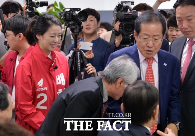 배 후보는 홍 대표가 이번 선거를 위해 사고초려해 영입한 인재 1호이다. 홍 대표가 그를 기다리던 배 후보와 함께 사무소로 입장하는 모습. /문병희 기자