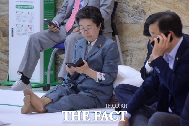 한국당 의원들도 지쳤고, 보좌진도 지쳐있었다. 사진은 이은재 의원이 농성 중 휴식을 취하며 휴대전화를 보는 모습. /문병희 기자