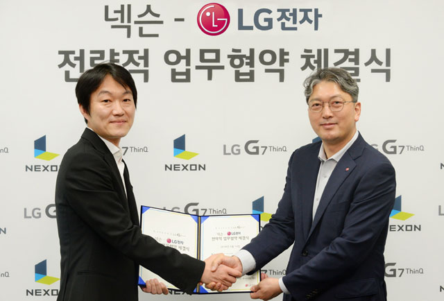 이상규 LG전자 한국모바일그룹장(오른쪽)과 이정헌 넥슨 대표가 지난 14일 경기도 성남시 넥슨 사옥에서 전략적 협업을 위한 업무 협약을 맺고 기념 사진 촬영을 하고 있다. /LG전자 제공