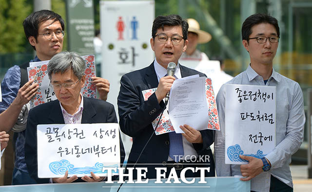 발언하는 민변 부회장 김남근 변호사(가운데)