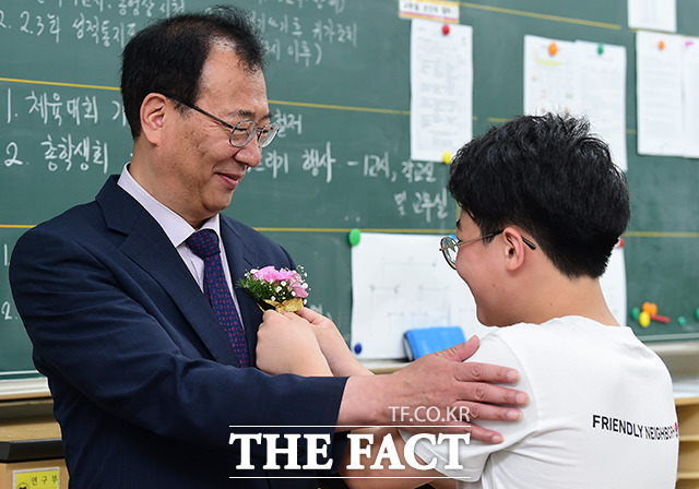스승의 날인 15일 오전 서울 서대문구 한성중학교에서 학생 대표가 선생님에게 카네이션을 전달하고 있다. /남용희 기자