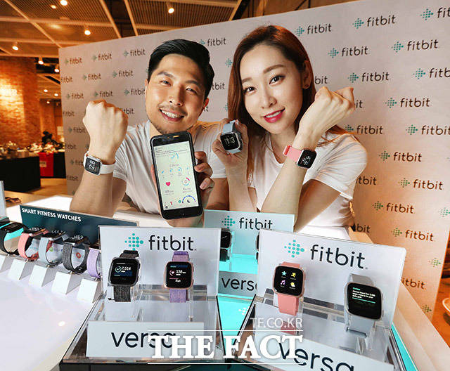 16일 오전 현대백화점 킨텍스점에서 열린 글로벌 웨어러블 브랜드 핏비트(Fitbit)의 초경량 스마트워치 빗비트 버사(Fitbit Versa)출시행사에서 모델들이 제품을 선보이고 있다.