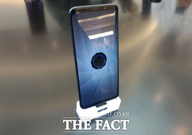 삼성전자에 따르면 프리미엄 스마트폰 신제품 갤럭시S9 시리즈의 국내 판매량이 출시 60여 일만에 100만대를 넘어섰다. /이성락 기자