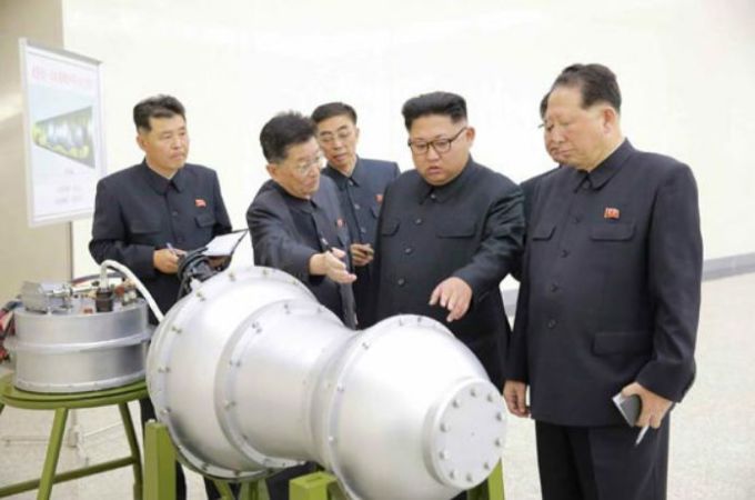 북한은 지난 15일 자정께 남북 고위급회담 연기를 일방 통보했다. 사진은 지난해 9월 3일 핵무기병기화사업 현장 지도에 나선 김정은 북한 국무위원장의 모습./북한노동신문