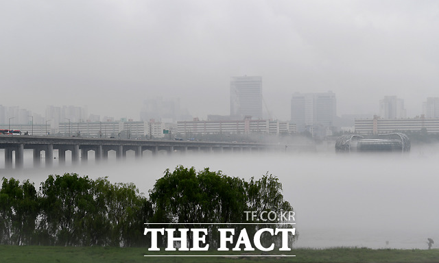 이틀째 폭우가 내린 17일 오후 서울 한강 일대 도심이 짙은 안개로 뒤덮여 있다. /이새롬 기자