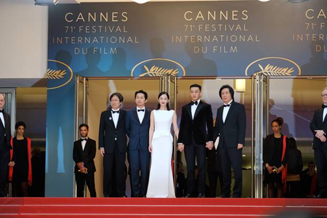 신인 배우 전종서(왼쪽에서 세번째)가 이창동 감독의 신작 버닝으로 제 71회 칸 국제영화제에 참석했다./파인하우스필름